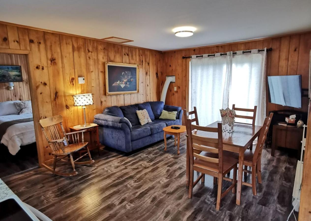 Knotty Pine Cottages, Suites & Motel Rooms Ingonish Eksteriør bilde