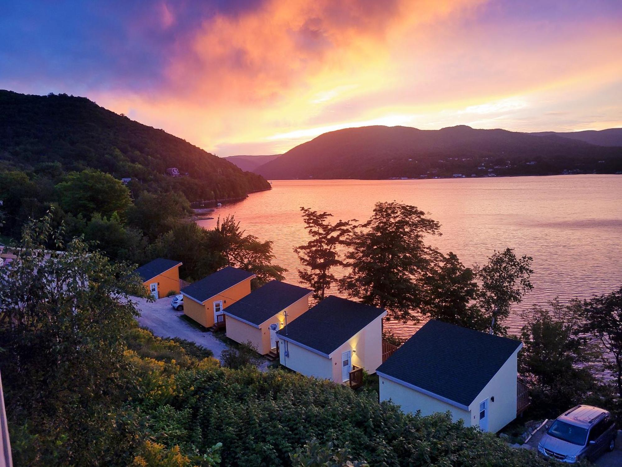 Knotty Pine Cottages, Suites & Motel Rooms Ingonish Eksteriør bilde