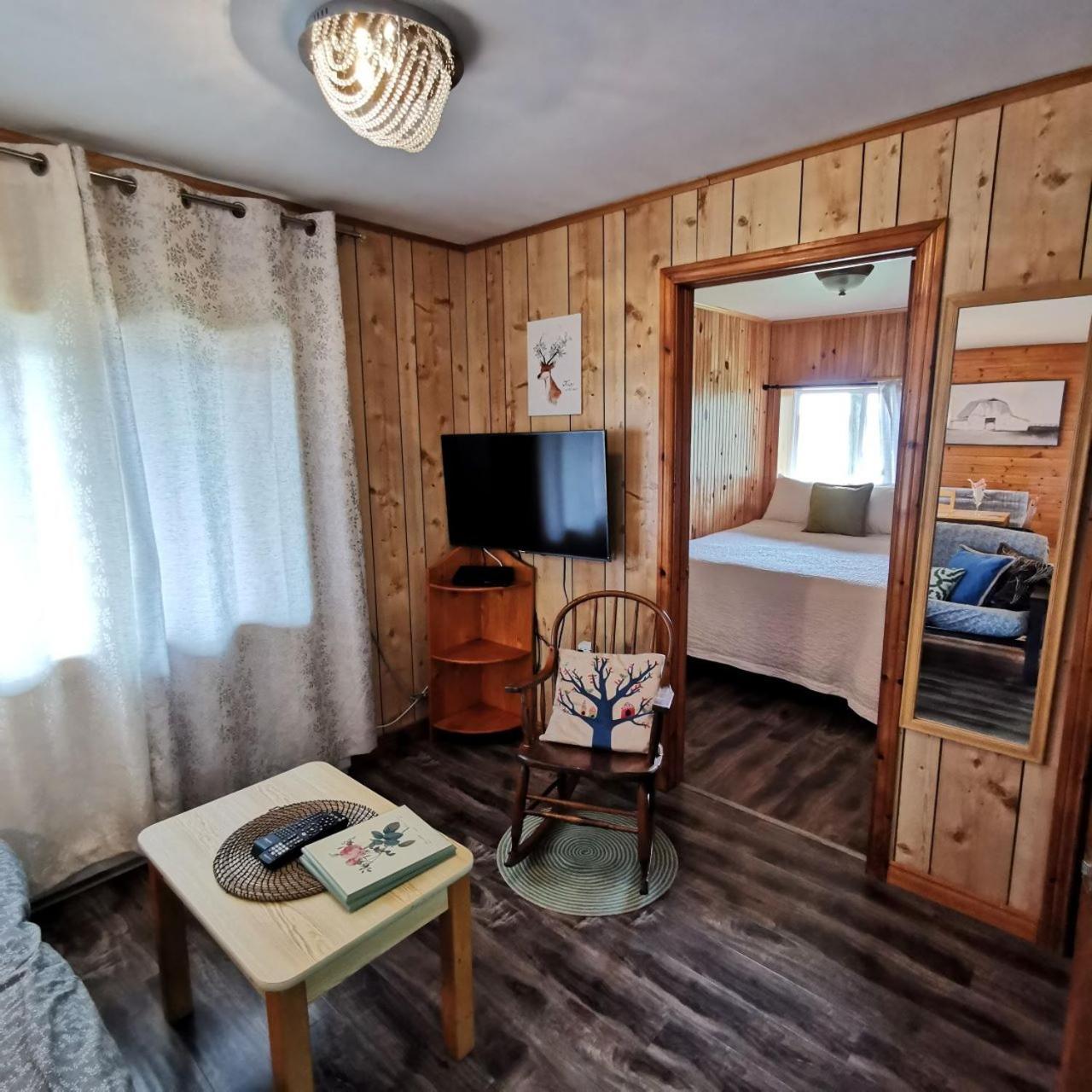 Knotty Pine Cottages, Suites & Motel Rooms Ingonish Rom bilde