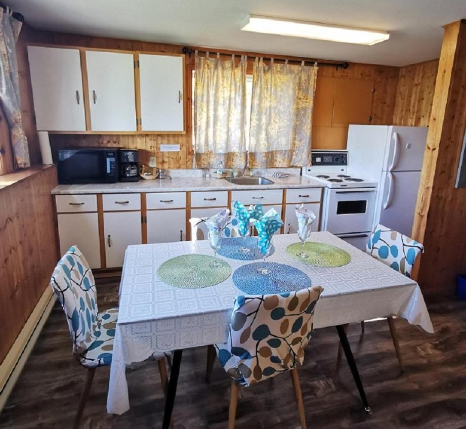 Knotty Pine Cottages, Suites & Motel Rooms Ingonish Eksteriør bilde