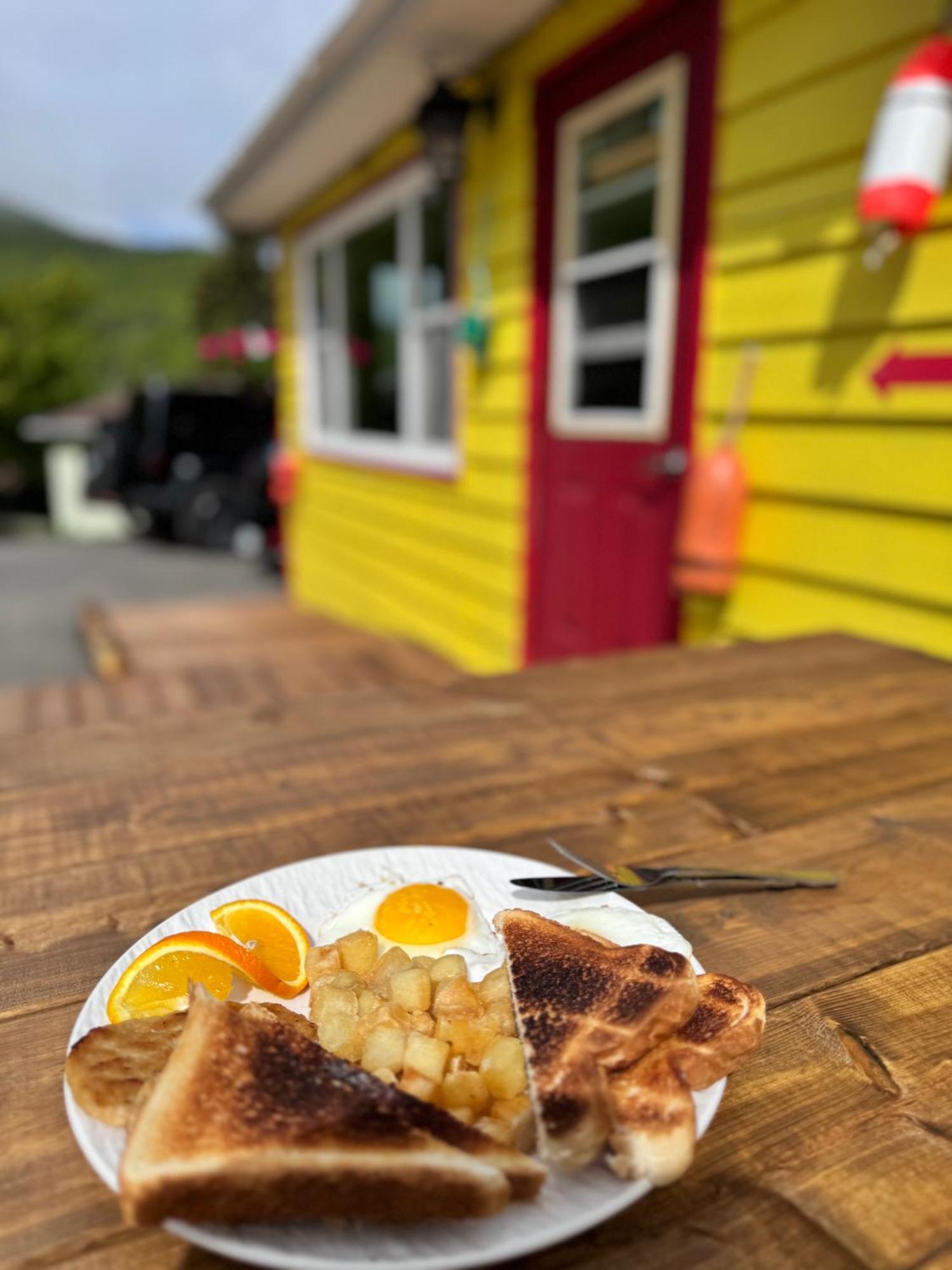 Knotty Pine Cottages, Suites & Motel Rooms Ingonish Eksteriør bilde