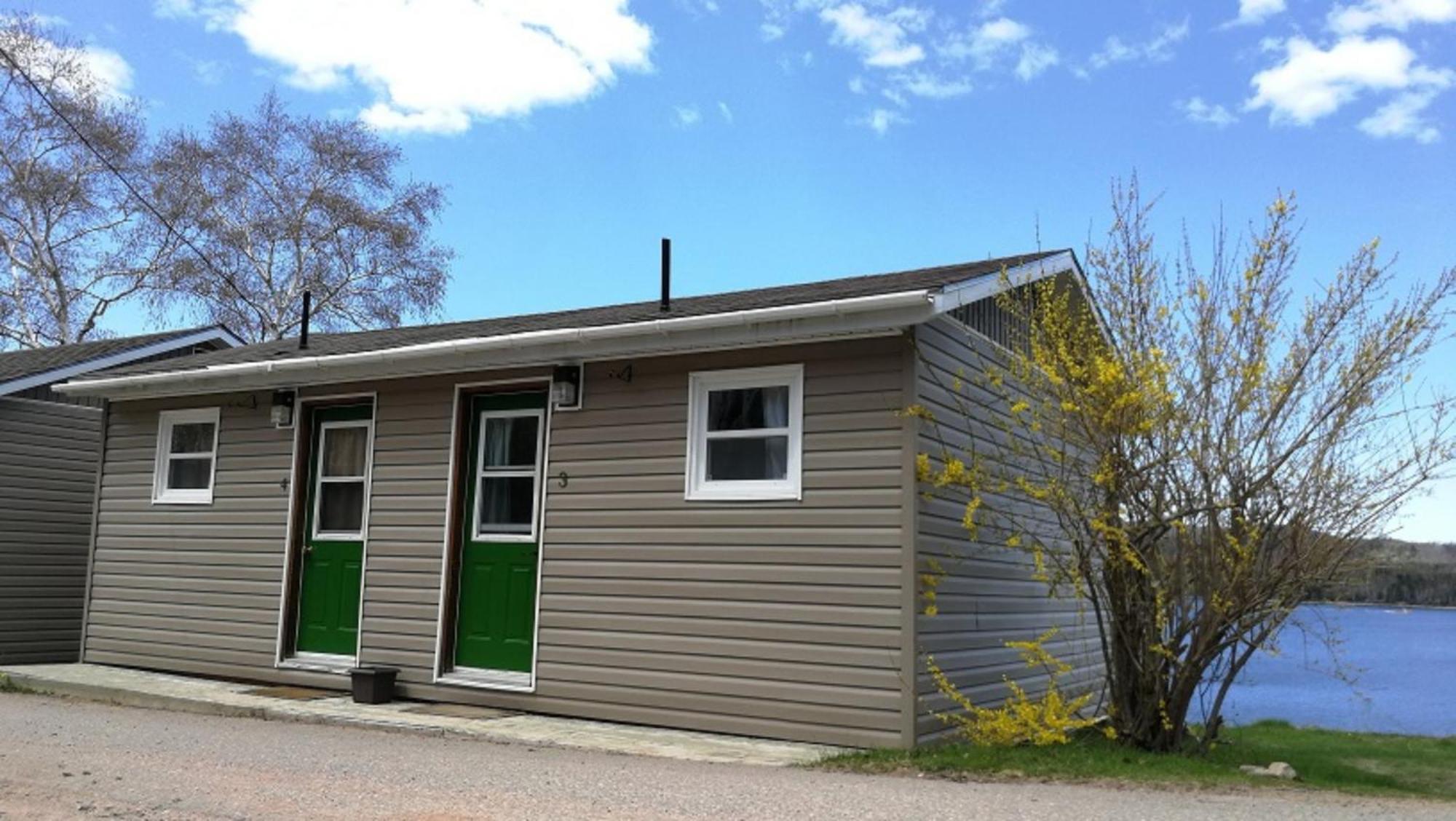 Knotty Pine Cottages, Suites & Motel Rooms Ingonish Eksteriør bilde