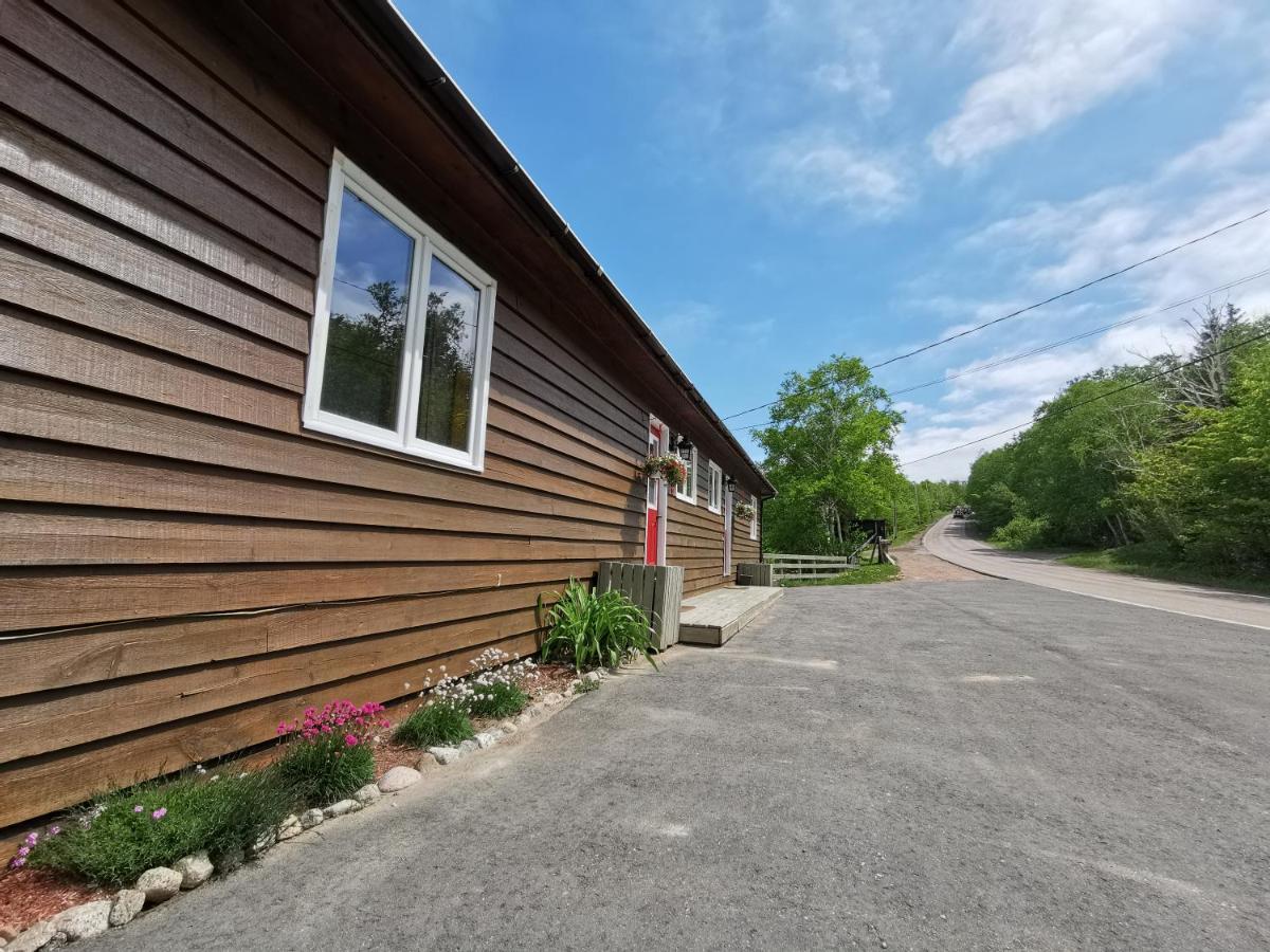 Knotty Pine Cottages, Suites & Motel Rooms Ingonish Eksteriør bilde