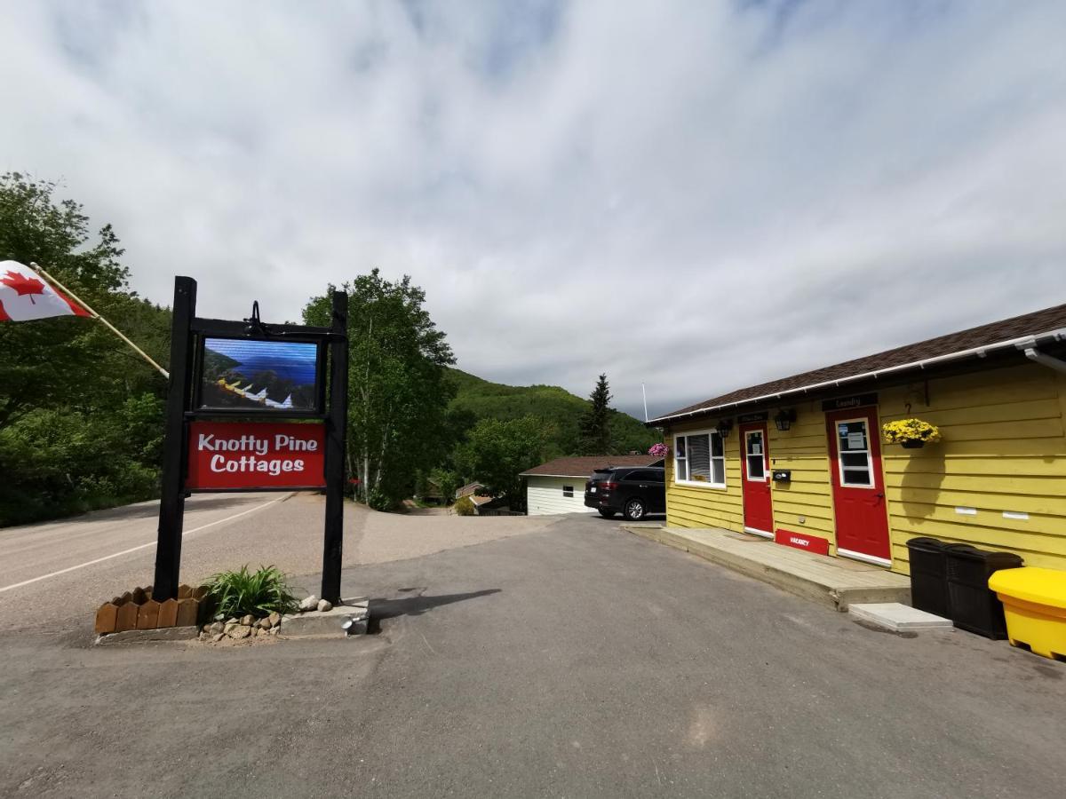 Knotty Pine Cottages, Suites & Motel Rooms Ingonish Eksteriør bilde